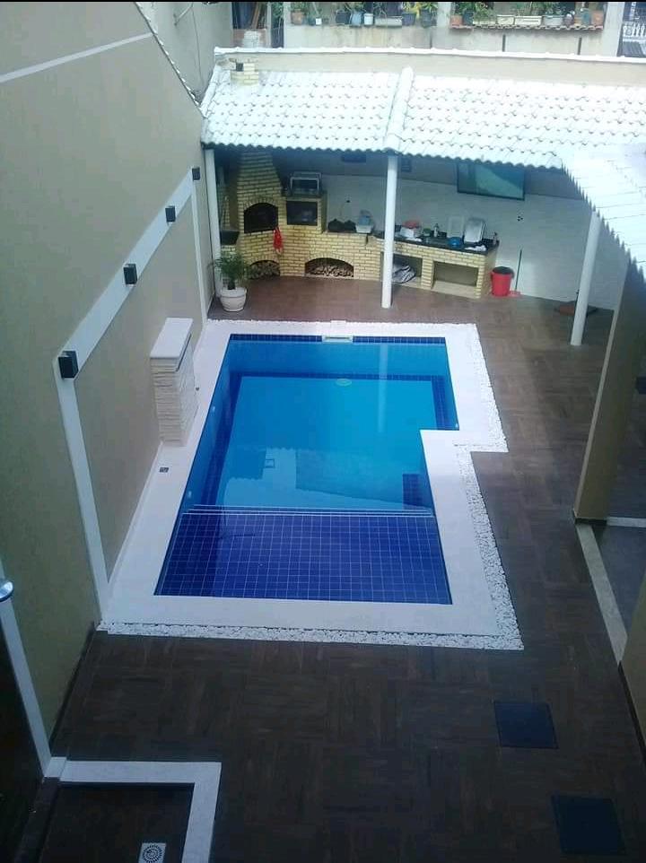 Piscina residencial pequena com piso e borda atérmica Bello
