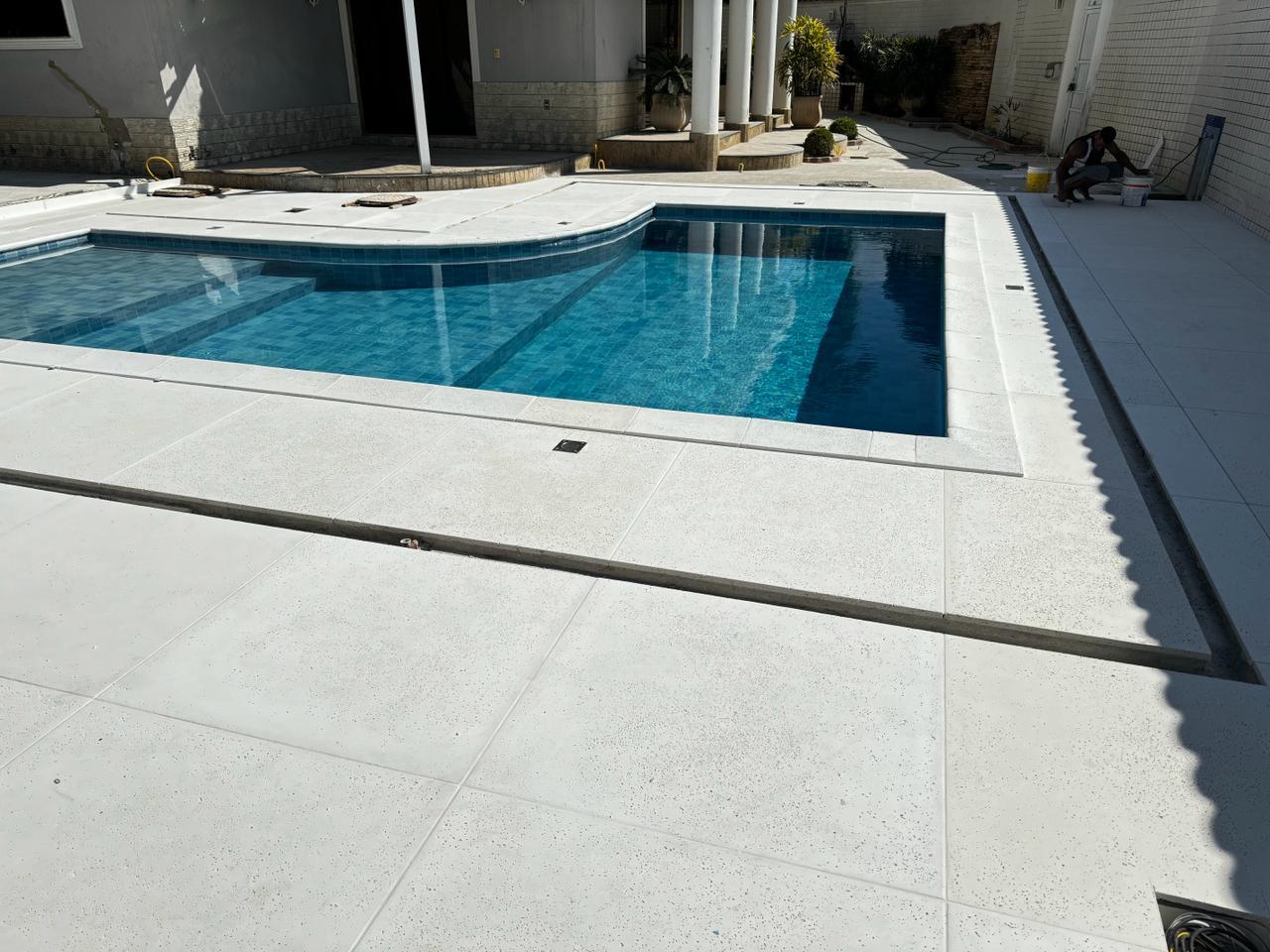 Piscina com borda atérmica branca em obra residencial de grande porte no RJ