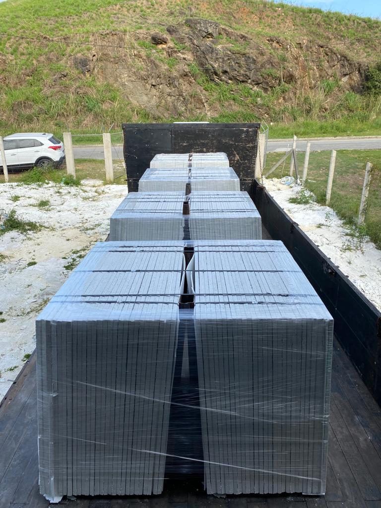 Caminhão carregado com paletes de piso atérmico Bello pronto para entrega no Rio de Janeiro